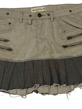 By Boulevard Two-Tone Pleated Mini Skirt in Olive and Charcoal hecha a mano.